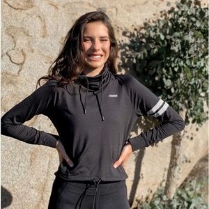 Stronger Label Signature Turtleneck In Black